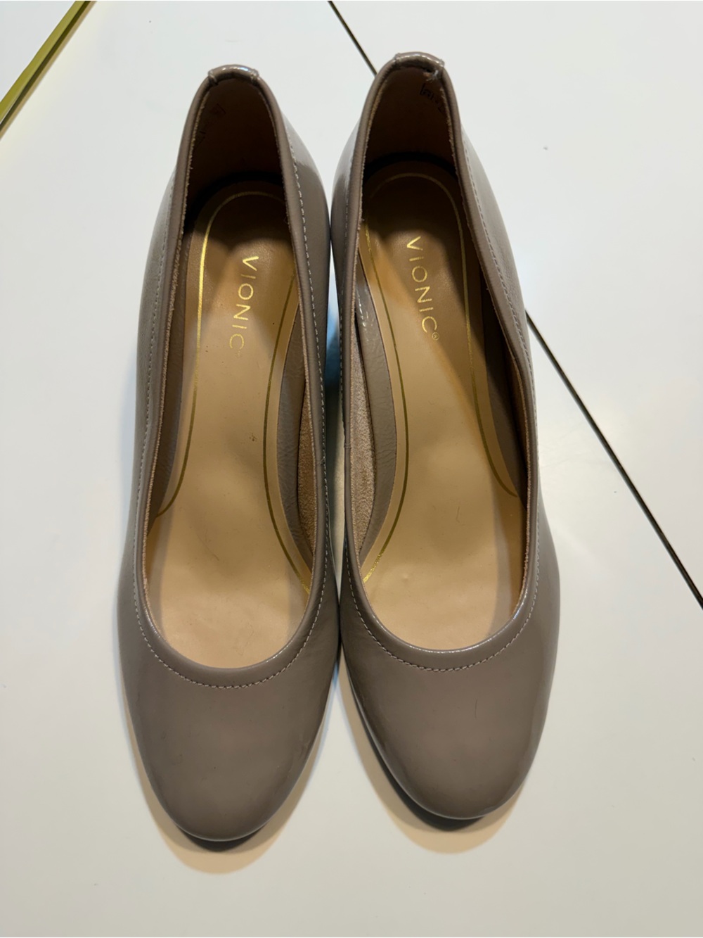 Vionic Carmel pumps taupe leather classic round-toe 8.5